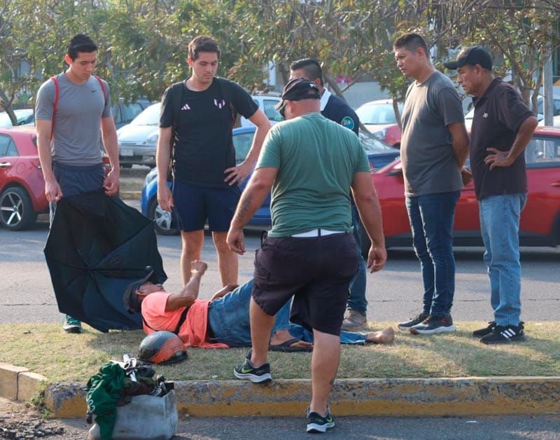 ¡CAMIONETÓN LE DA UN ARRIMÓN A ‘FLAMBI’ Y LO TIRA DE LA MOTO!