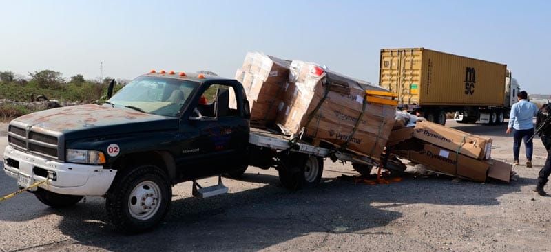 ¡CAMIONETA Y TRACTOCAMIÓN COLISIONAN EN EL KM 13.5 DEL BULEVARD PORTUARIO!