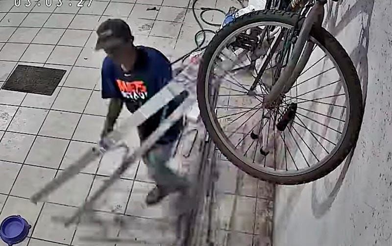 ¡GRABAN A “JAULERO” SAQUEANDO RESIDENCIA EN EL FLORESTA!