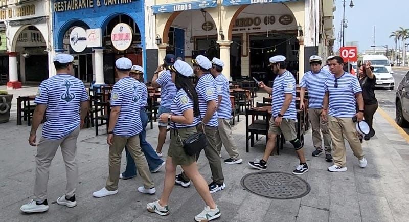 ¡MARINEROS ‘INVADEN’ EL CENTRO HISTÓRICO!