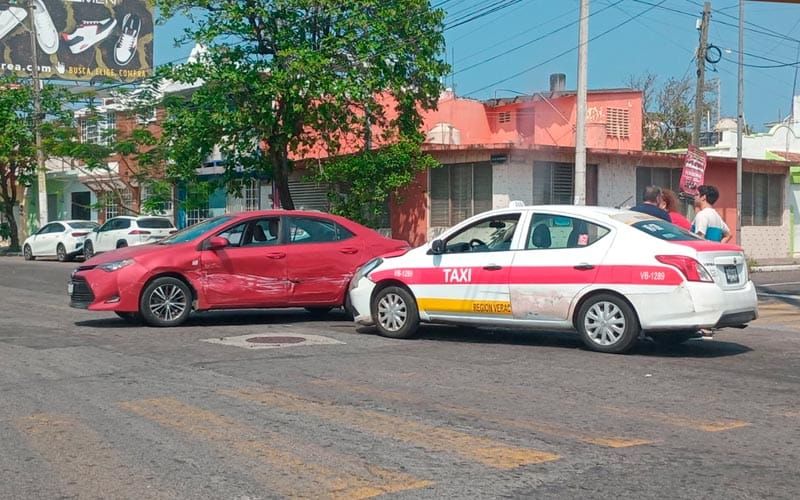 ¡TAXISTA SE PASA EL ‘ROJO’ Y SE IMPACTA CONTRA UN AUTOMÓVIL!