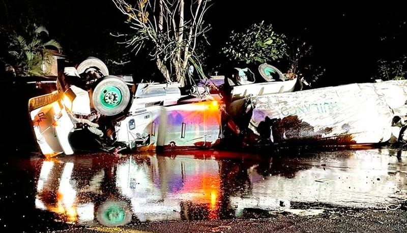 ¡VUELCA Y ARDE PIPA CARGADA CON MELAZA!