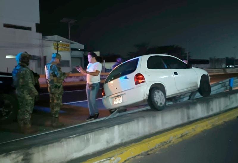 ¡CHEVY SE QUEDA ATORADO EN EL BARANDAL DEL PUENTE AMAPOLAS!