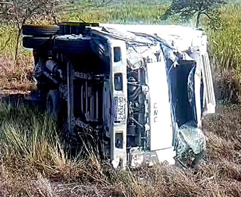 ¡CAMIONETA VOLCÓ EN LA CARRETETA!
