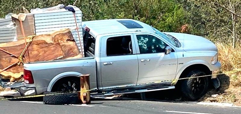 ¡MATAN A POLICÍAS ESTATALES! - CRIMINALES RAFAGUEARON LA CAMIONETA MURIENDO DOS OFICIALES EN LA EMBOSCADA