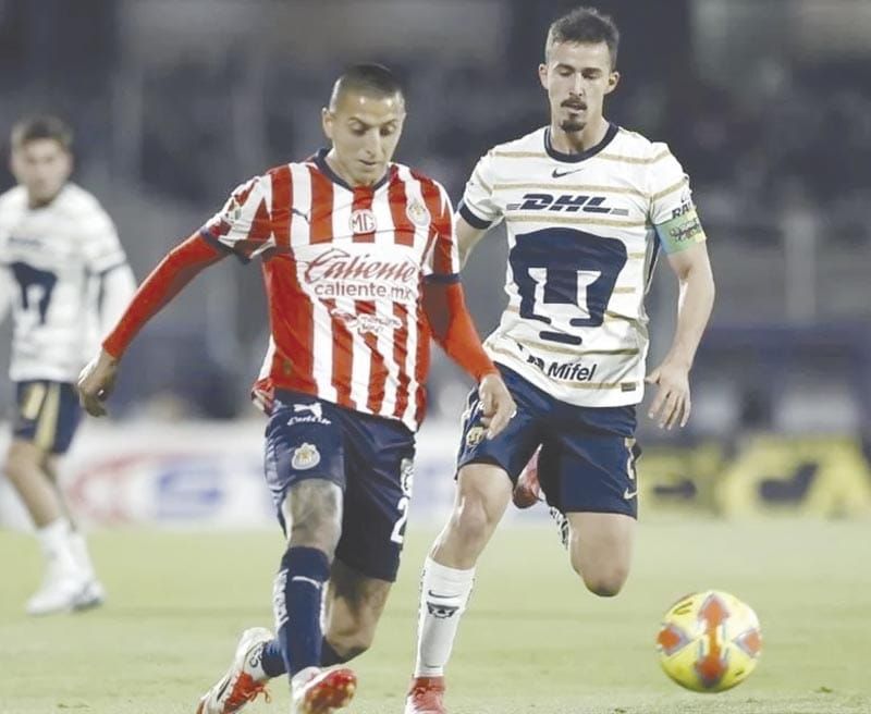 ¡CHIVAS SIN TÉCNICO VENCE A PUMAS EN CU!