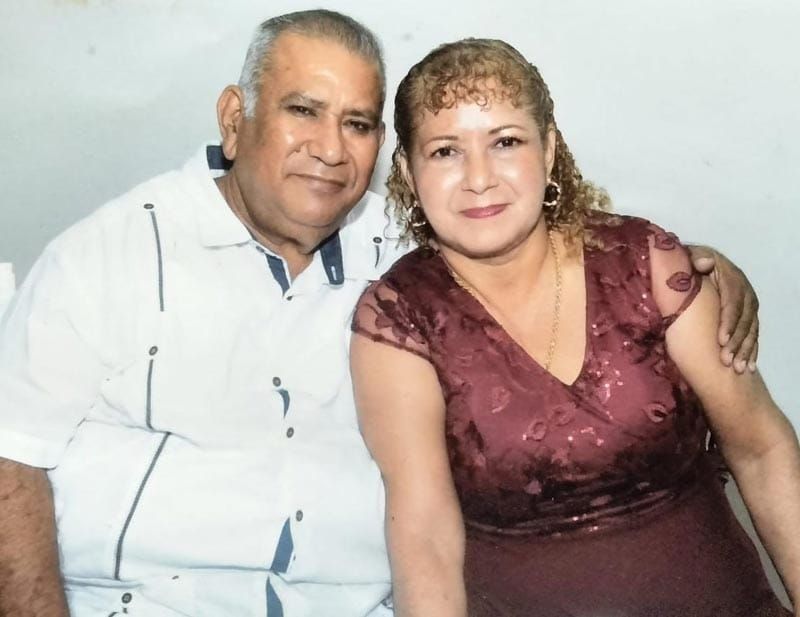 CUMPLEN FELIZMENTE 41 AÑOS DE CASADOS