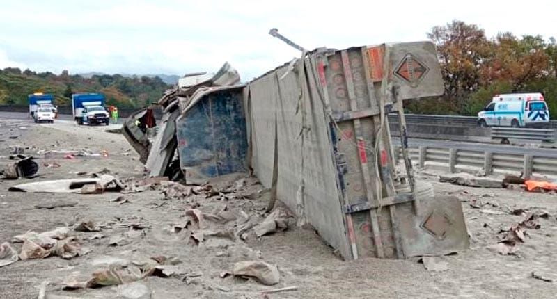 ¡TRÁILER CON CEMENTO SE DESPEDAZÓ EN VOLCADURA!