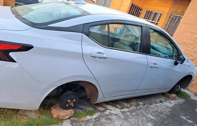 ¡DEJAN SIN LLANTAS A DOS VEHÍCULOS EN GEO VILLAS!