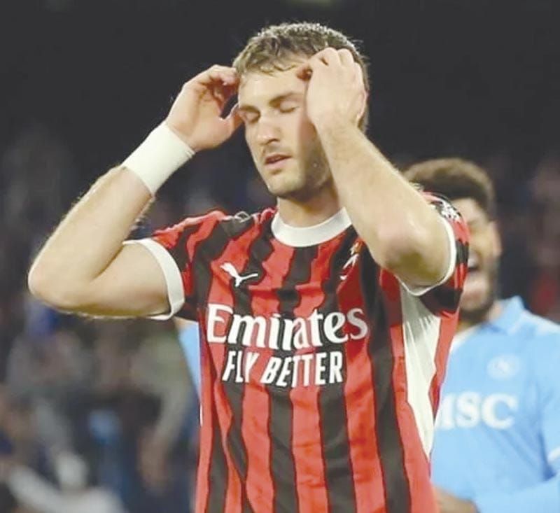 ¡GIMÉNEZ FALLA PENAL EN DERROTA DEL MILÁN ANTE NAPOLI!