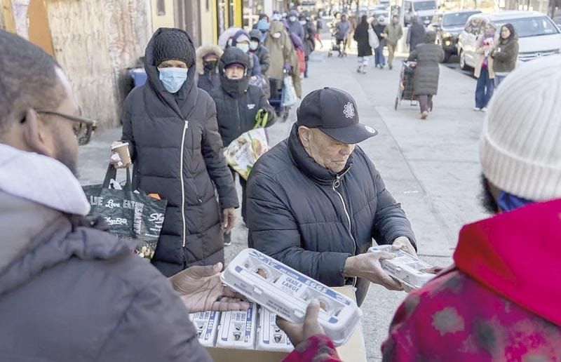 ¡NEOYORQUINOS HACEN FILAS PARA RECIBIR HUEVOS GRATIS!