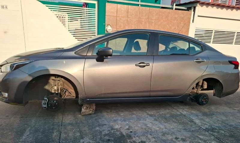¡DEJAN SIN LLANTAS DOS AUTOMÓVILES EN PUENTE MORENO!