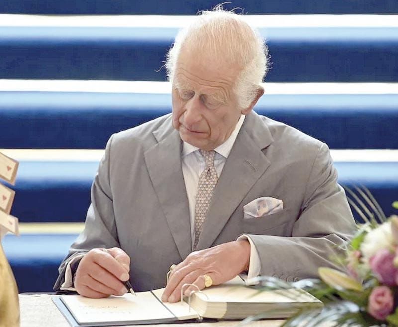 ¡REY CARLOS III, HOSPITALIZADO TRAS PRESENTAR "EFECTOS SECUNDARIOS" DE SU TRATAMIENTO CONTRA EL CÁNCER!