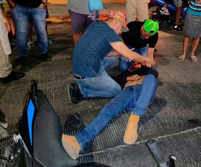 ¡AUTOMÓVIL JAPONÉS MANDA AL HOSPITAL A MOTOCICLISTA!