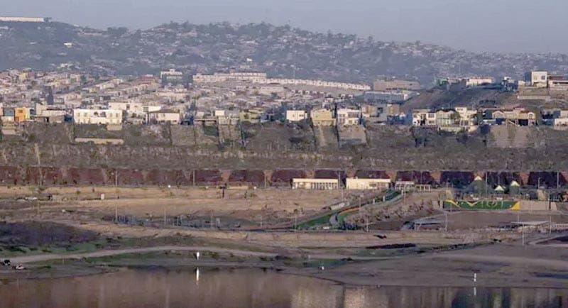 ¡EU CONSTRUYE UN MURO SOBRE CANAL DEL RÍO EN TIJUANA!