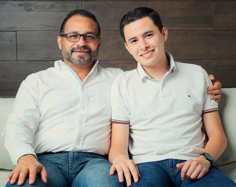 ¡MATAN A EMPRESARIO Y A SU HIJO! - *Jugaban padel, les dispararon a quemarropa *CÓRDOBA