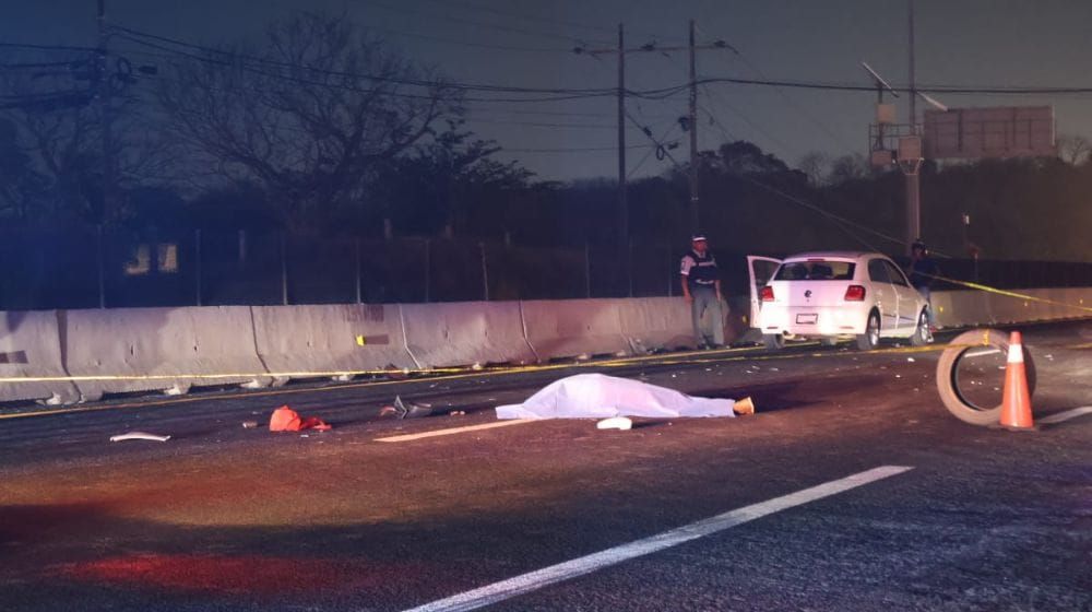 ¡TRAGEDIA EN LA AUTOPISTA VERACRUZ-CARDEL! - FALLECE ATROPELLADO *ALTURA CHALCHIHUECAN