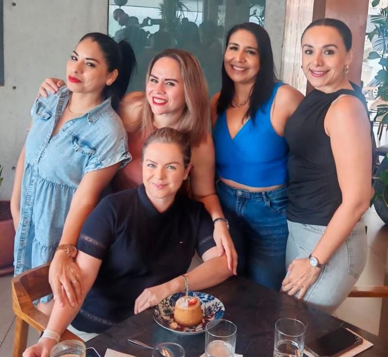 ¡FELICIDADES A MÓNICA POR SU CUMPLE!