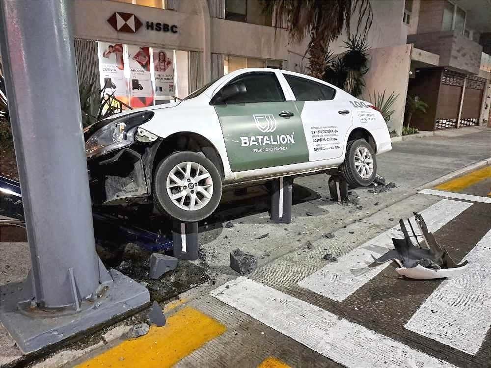 ¡EMPLEADO DE SEGURIDAD SALE ILESO TRAS CHOCAR EN EL BULE!