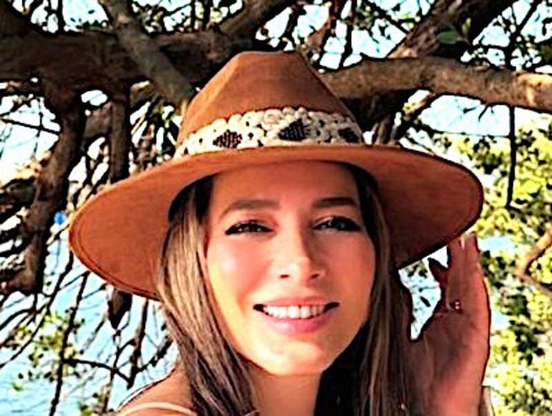 ¡ADRIANA HUELE A REINA!