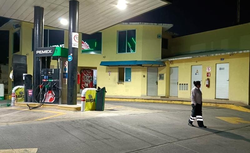 ¡PAREJA DE MALANDROS ASALTAN GASOLINERA Y LA CUENTA A TAXISTA!