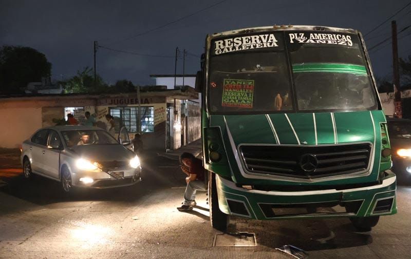 ¡SE DAN UN ‘LLEGUE’ CAMIÓN URBANO Y AUTOMOVILÍSTA!