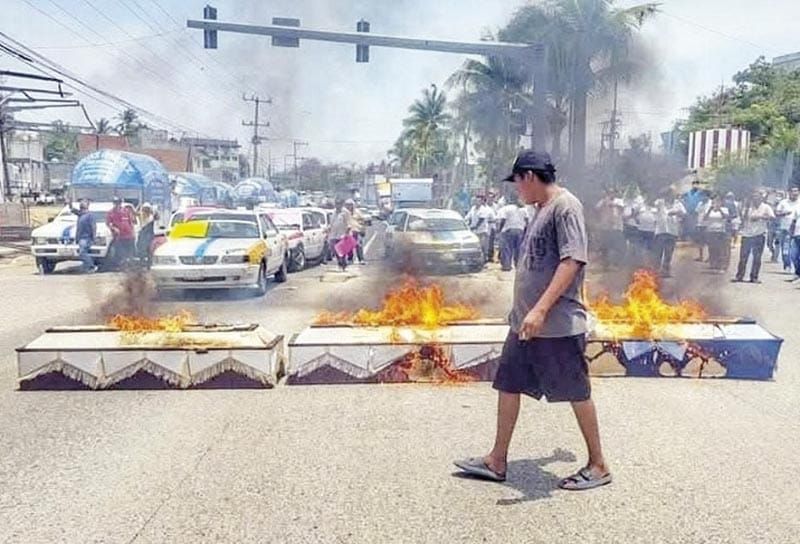 ¡TAXISTAS BLOQUEAN LA ENTRADA DE ACAPULCO CON ATAÚDES!