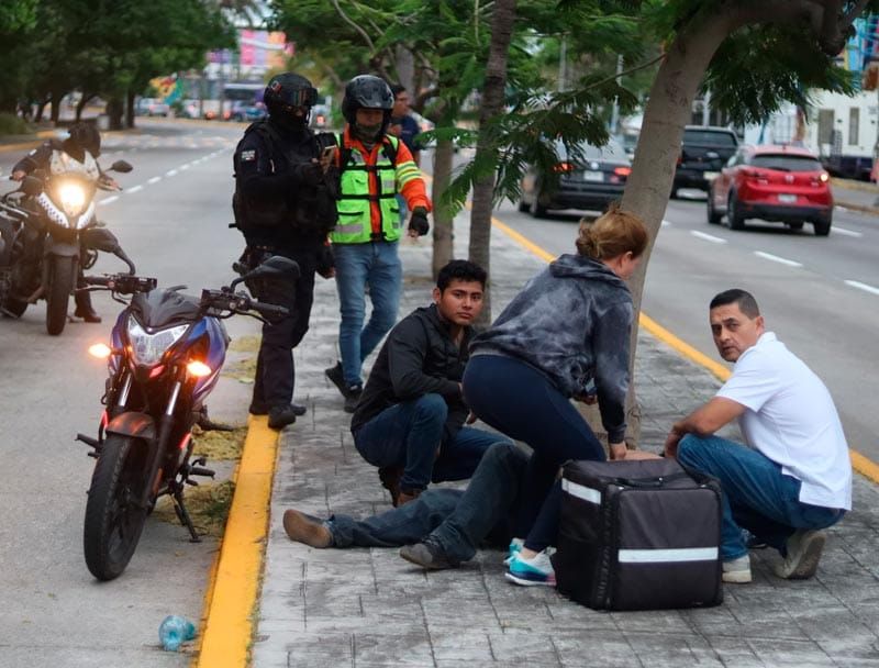 ¡ESQUIVA A BORRACHO Y DERRAPA EN LA MOTO!