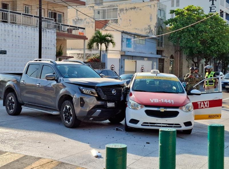 ¡CAMIONETA CHILANGA LE DA UN LLEGUECITO A MUJER TAXISTA!