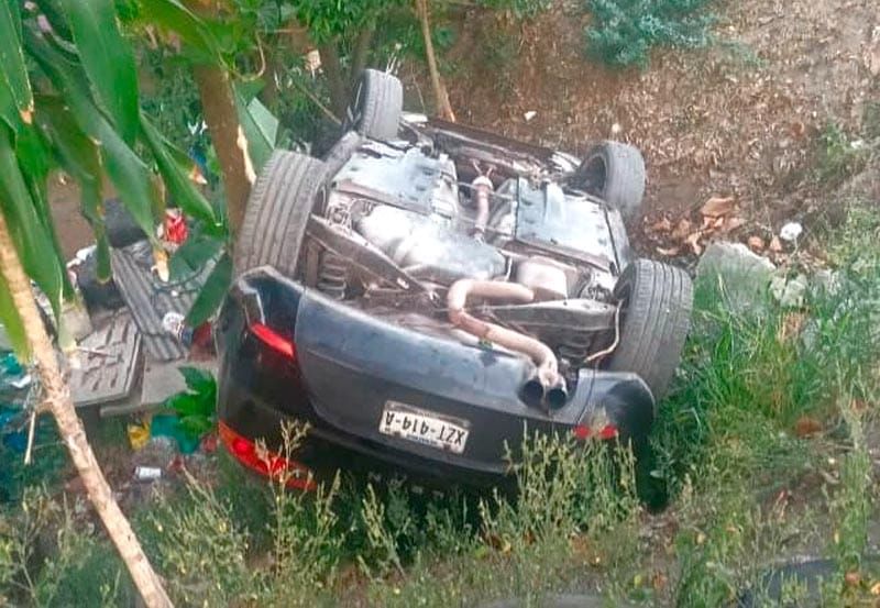 ¡LOCALIZAN AUTOMÓVIL VOLCADO Y ATORADO EN  ÁRBOLES EN LAS BAJADAS!