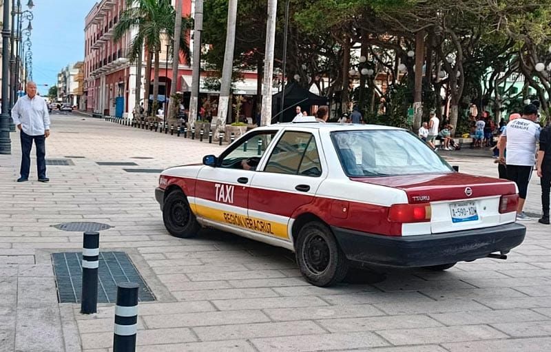 EL TAXI 6841 se anduvo paseando en el área peatonal...