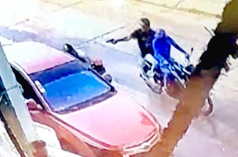 ¡BALEAN A PETROLERO! - PISTOLEROS EN MOTOCICLETA LE DISPARARON EN EL PECHO Y ABDOMEN