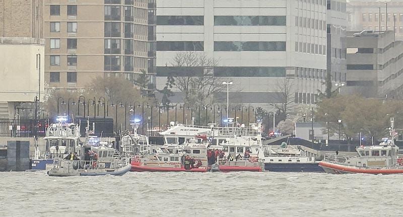 ¡CAE HELICÓPTERO EN EL HUDSON DE NUEVA YORK; HAY SEIS MUERTOS! - MUERE UNA FAMILIA ESPAÑOLA