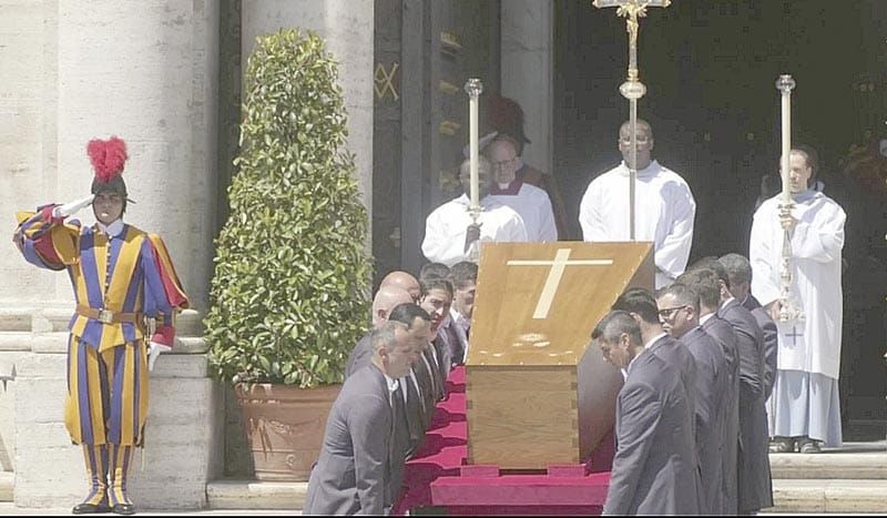 ¡SEPULTAN AL PAPA FRANCISCO! - MAS DE 400 MIL PERSONAS ASISTEN
