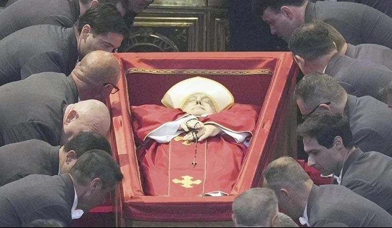 ¡LA BASÍLICA DE SAN PEDRO ABRE SUS PUERTAS PARA QUE LOS CATÓLICOS SE DESPIDAN DEL PAPA FRANCISCO!