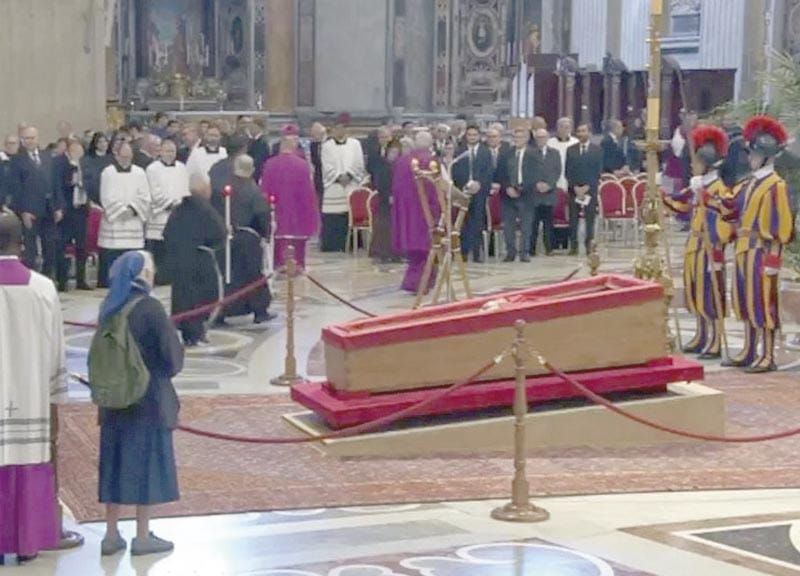 ¡MONJA, AMIGA DEL PAPA FRANCISCO, ROMPE PROTOCOLO Y LLORA FRENTE AL FÉRETRO!