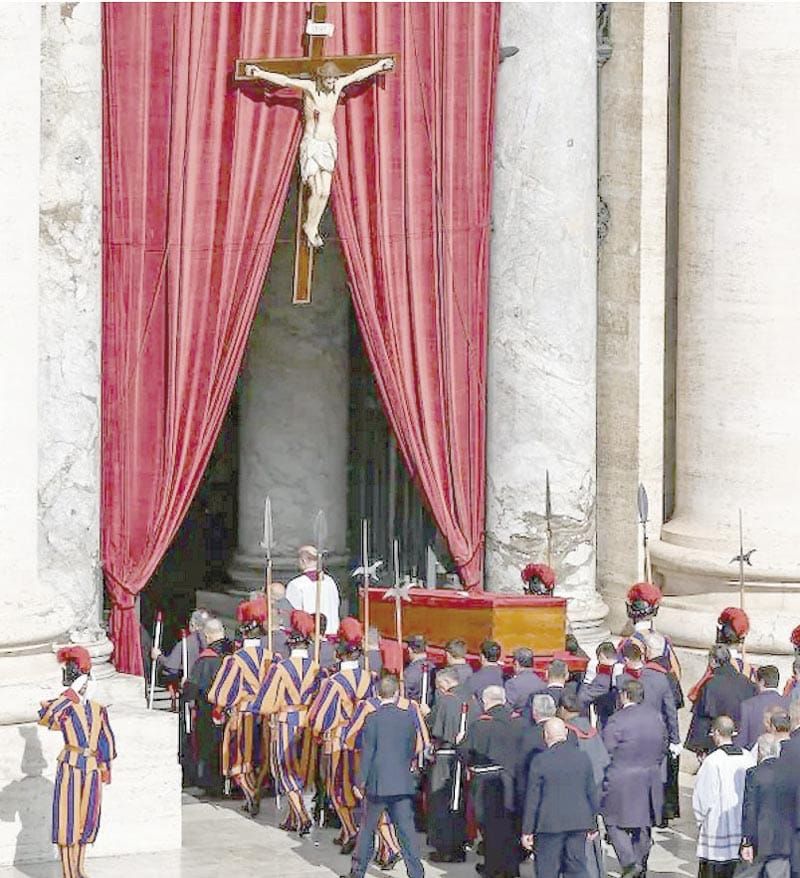 ¡MILES DAN ÚLTIMO ADIÓS AL LÍDER DE LA IGLESIA CATÓLICA!