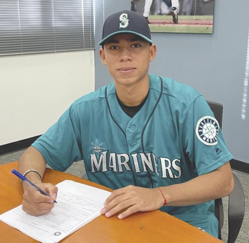 ¡OSVALDO PLATAS FIRMA CON LOS MARINEROS! - DE PLAN DEL RÍO