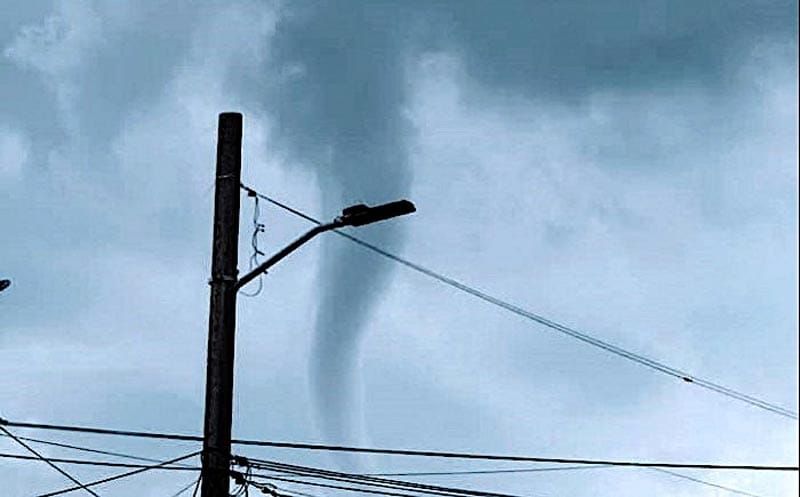 ¡SE LES APARECE ‘EMBUDO DE NUBE’! - A CORRER
