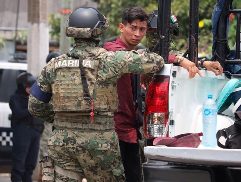 ¡AGARRAN A PRESUNTO MARINO CON CUCHILLO Y UN HACHA!