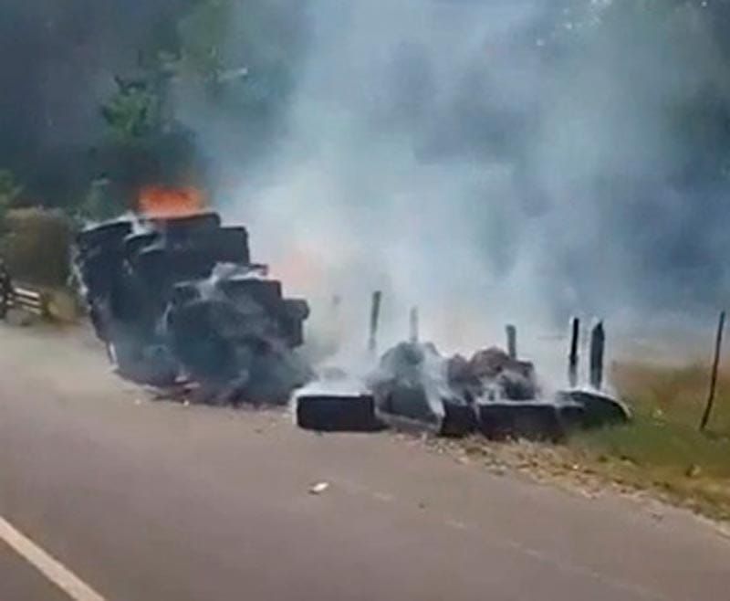 ¡ARDE CAMIÓN EN LA CARRETERA!