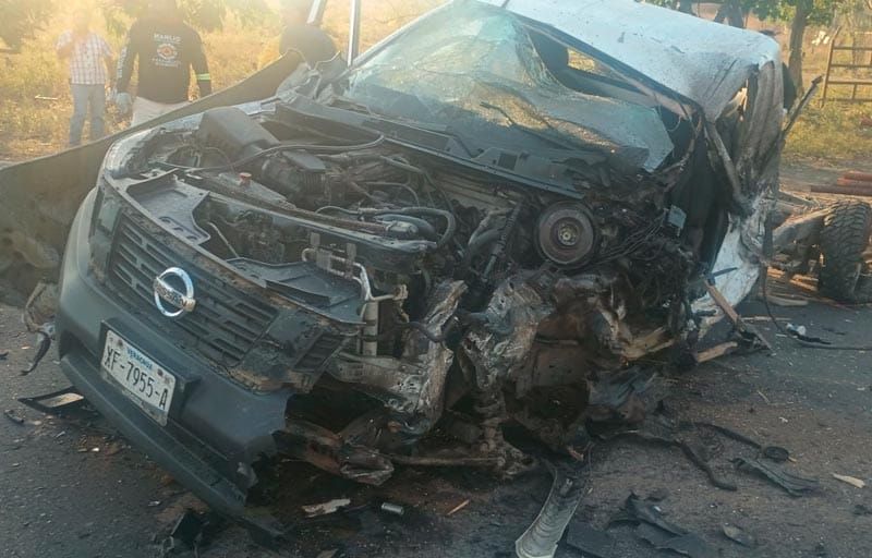¡COLISIONAN DE FRENTE CAMIONETA Y AUTOBÚS!