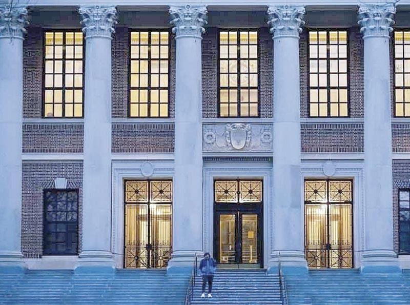 ¡HARVARD DEMANDA A LA ADMINISTRACIÓN TRUMP POR AMENAZAS DE RECORTAR FONDOS!
