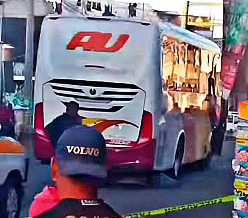 ¡ABUELITA PIERDE LA VIDA APLASTADA POR AUTOBÚS AU!