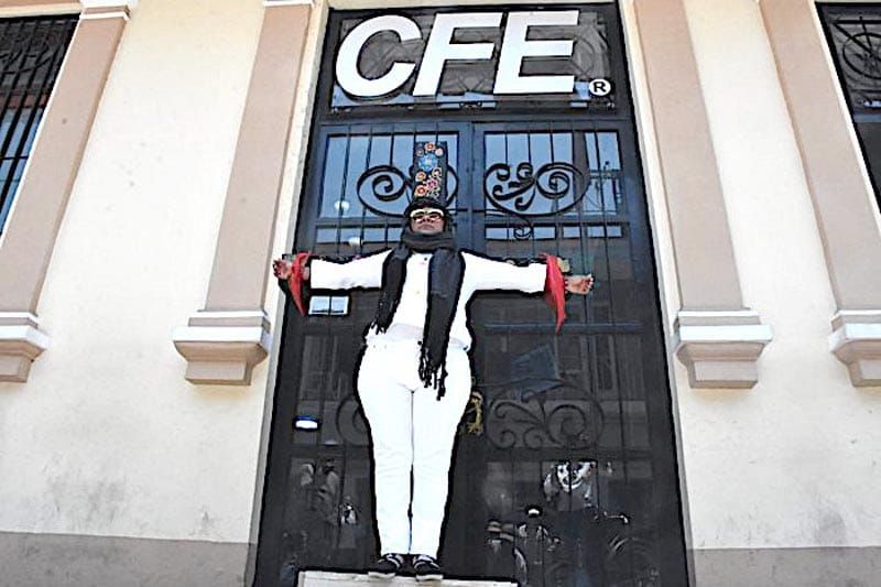 ¡SE CRUCIFICA POR LA LUZ! - *Exige a la CFE cobro justo