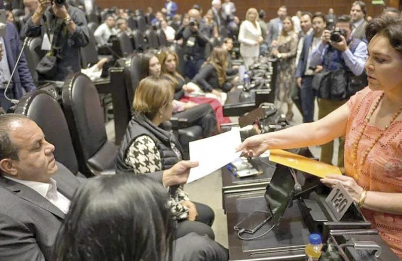 ¡IVONNE ORTEGA ENCARA A CUAUHTÉMOC BLANCO Y LE ENTREGA CARTA; "RENUNCIA AL FUERO"!