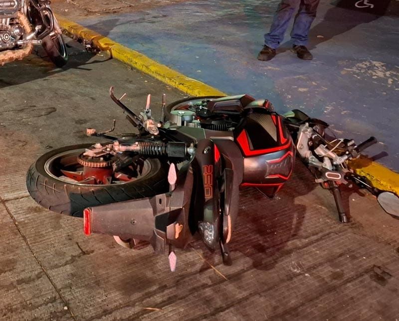 ¡PAREJA DE BORRACHINES LE PEGAN A MOTO DE LUJO!