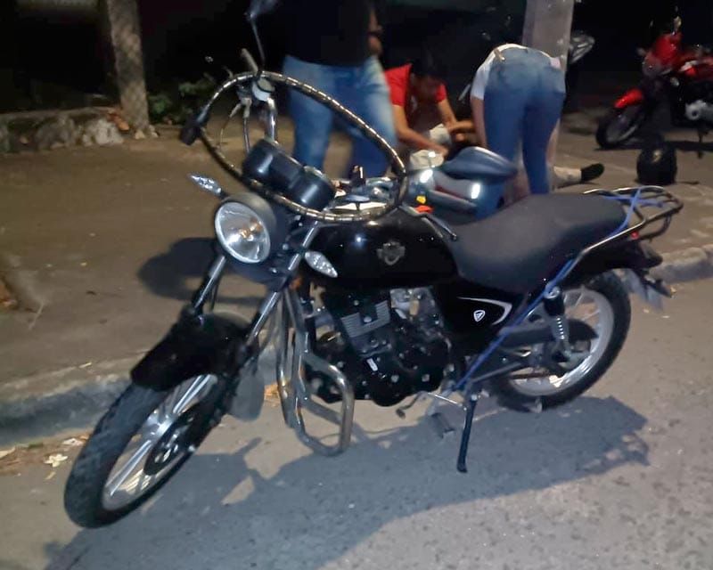 ¡MOTOCICLISTA DERRAPA Y LA MOTO LE CAE ENCIMA!