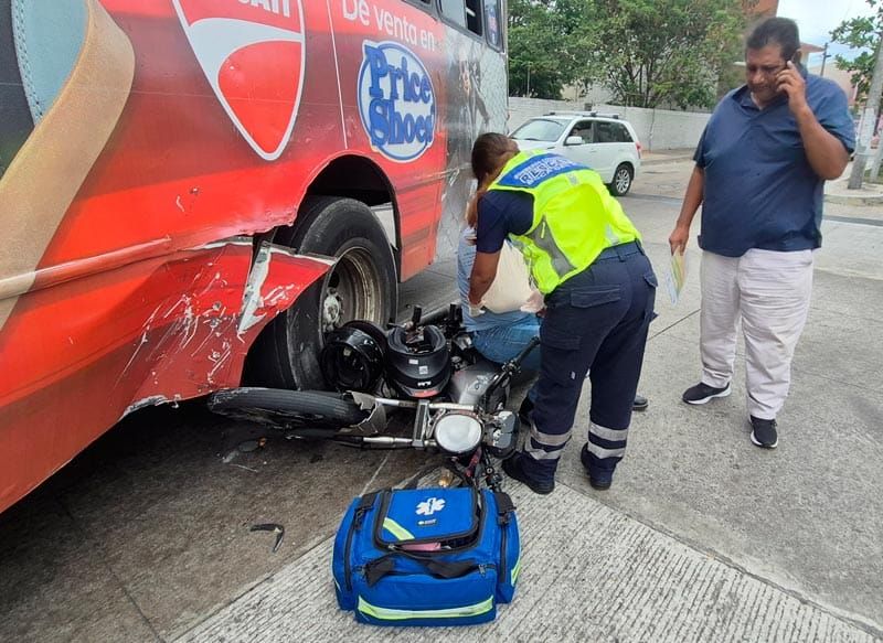 ¡DOS HERIDOS Y KILOS TORTILLAS EN EL PAVIMENTO EN DOS CHOQUES!