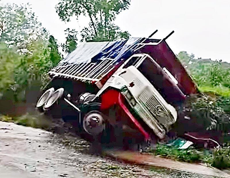 ¡PIERDE CONTROL DEL VOLANTE Y CAYÓ EN UNA ZANJA!